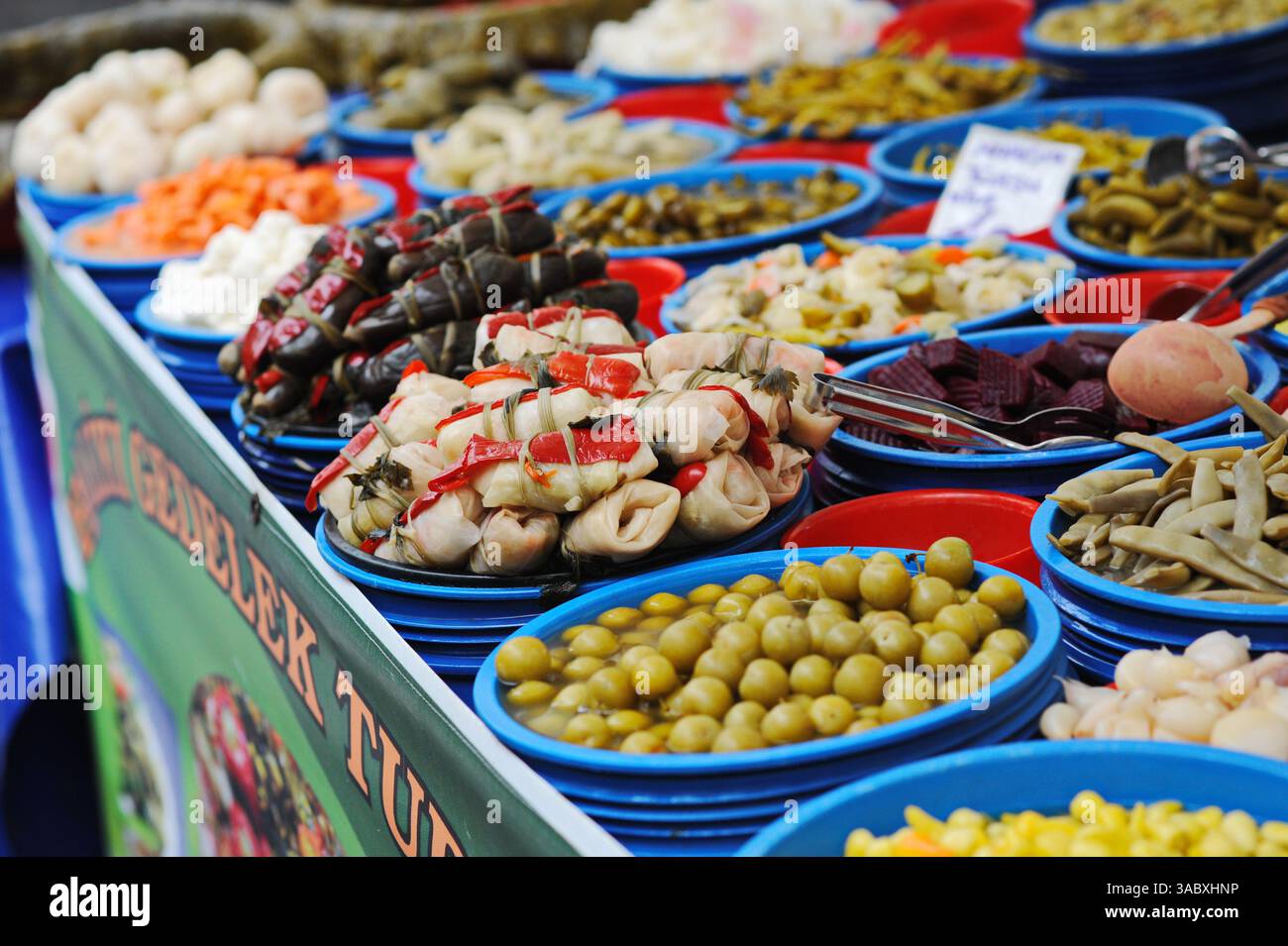 Big Bazaar-Fair. Le persone vendono e acquistano cibo e articoli per la casa con una vendita stagionale. Foto Stock