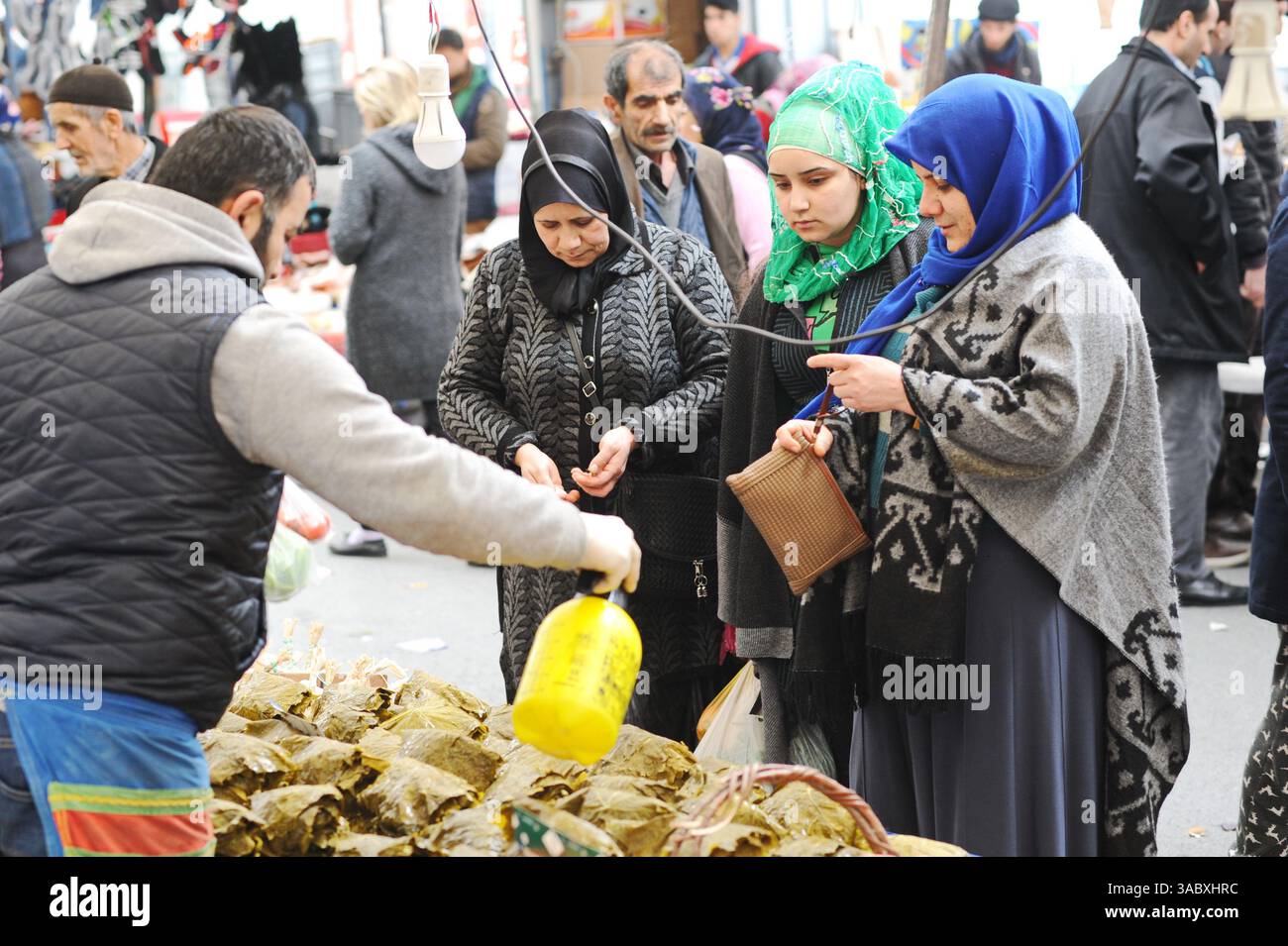 Big Bazaar-Fair. Le persone vendono e acquistano cibo e articoli per la casa con una vendita stagionale. Foto Stock