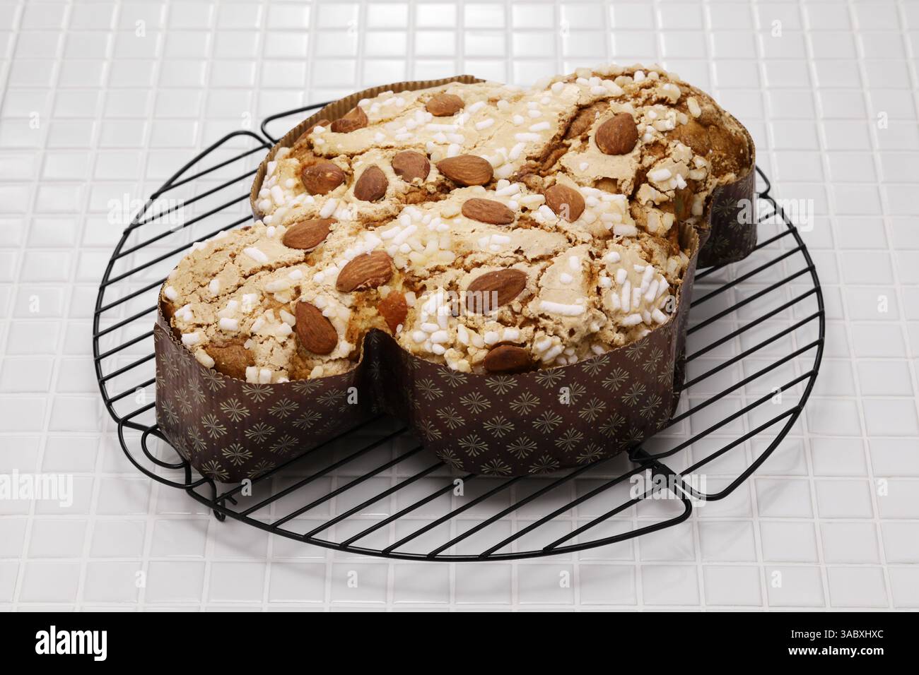 Colomba Pasquale, tradizionale pane pasquale italiano a forma di colomba. Foto Stock