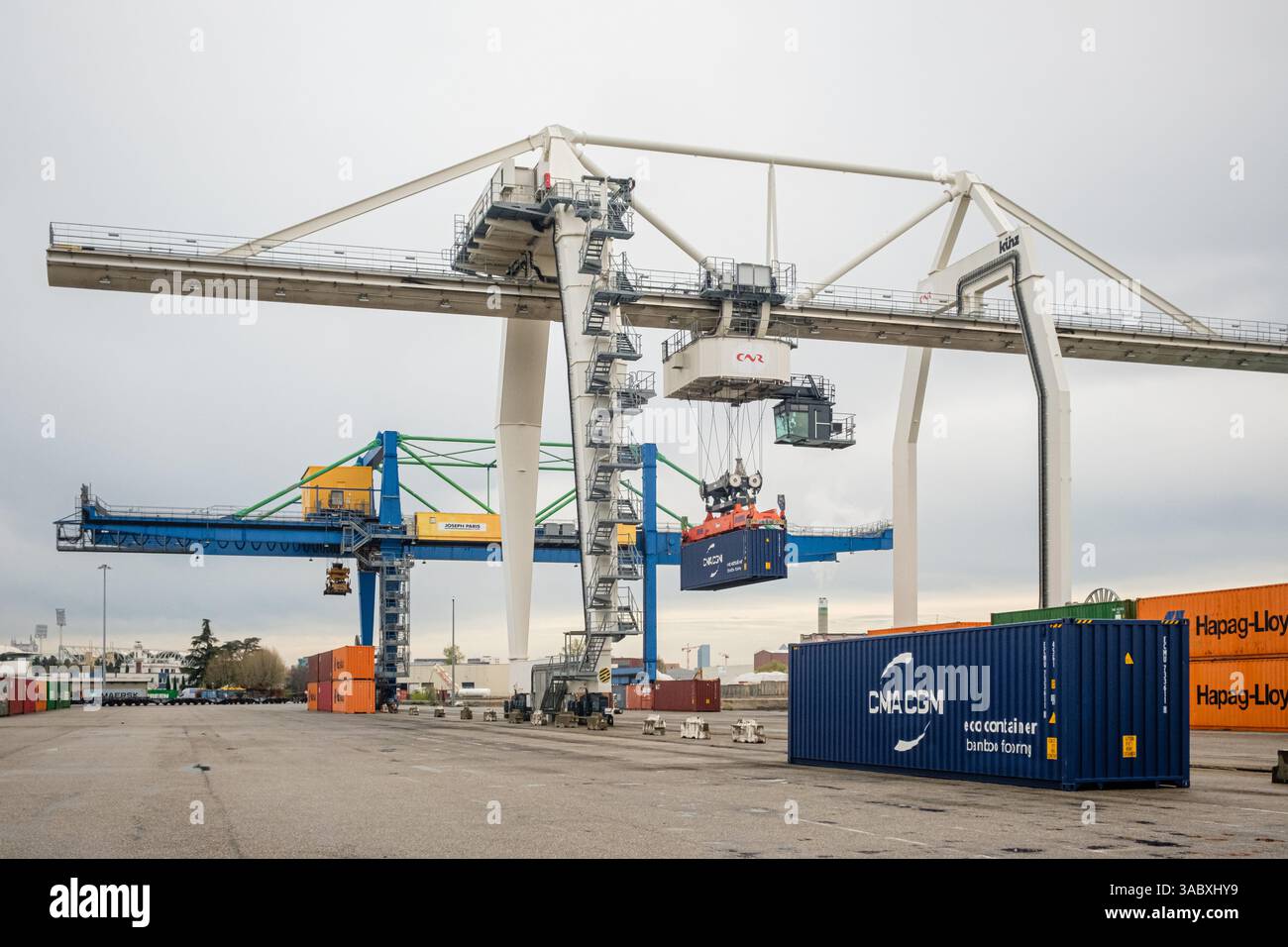 Caricamento di container con gru a cavalletto presso il porto di Edouard Herriot per il lancio del Lyon Rhone Terminal. Foto Stock