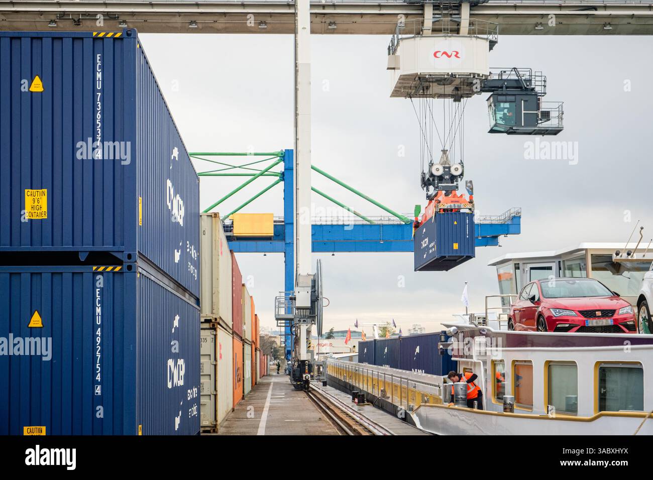 Caricamento di container con gru a cavalletto presso il porto di Edouard Herriot per il lancio del Lyon Rhone Terminal. Foto Stock