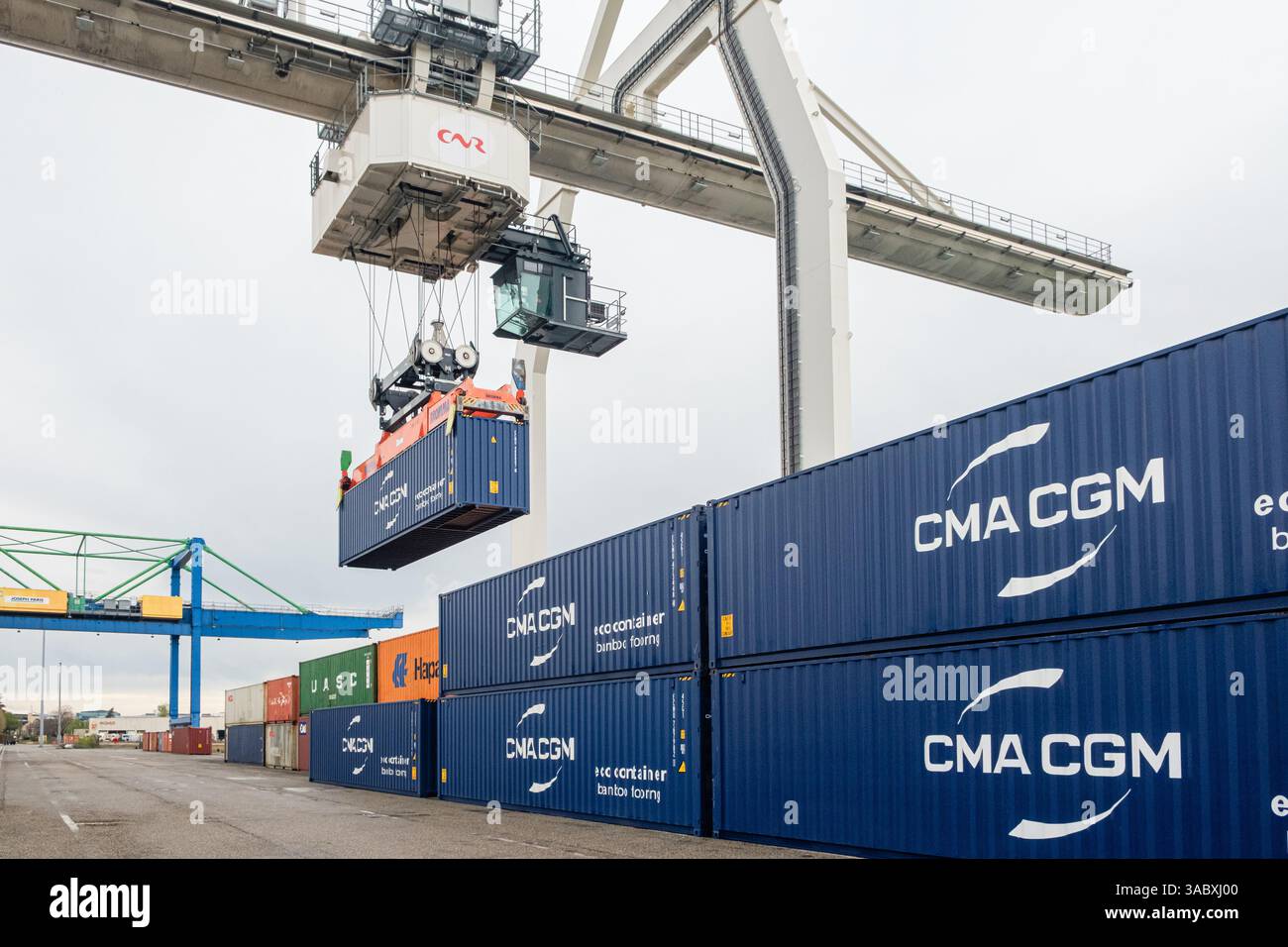 Caricamento di container con gru a cavalletto presso il porto di Edouard Herriot per il lancio del Lyon Rhone Terminal. Foto Stock