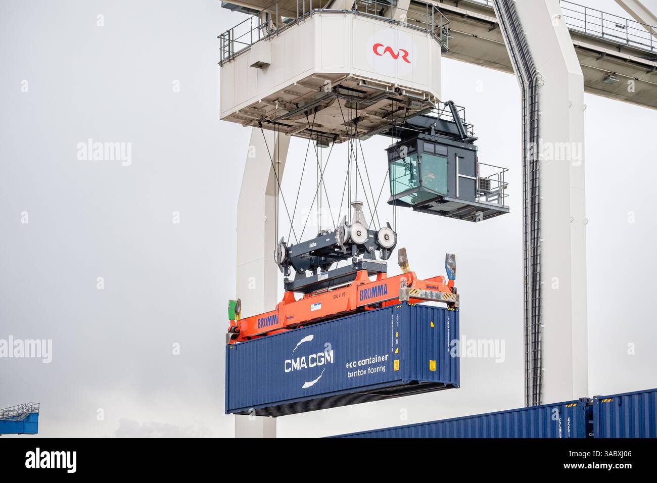 Caricamento di container con gru a cavalletto presso il porto di Edouard Herriot per il lancio del Lyon Rhone Terminal. Foto Stock
