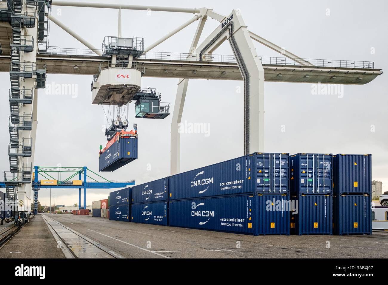 Caricamento di container con gru a cavalletto presso il porto di Edouard Herriot per il lancio del Lyon Rhone Terminal. Foto Stock