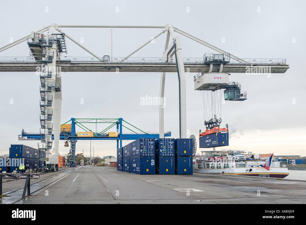 Caricamento di container con gru a cavalletto presso il porto di Edouard Herriot per il lancio del Lyon Rhone Terminal. Foto Stock