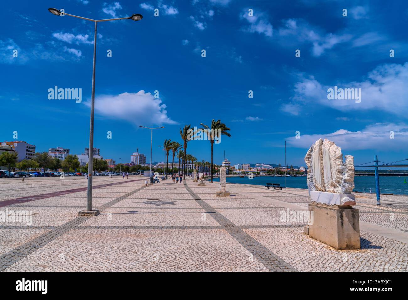 Passeggiata di Portimao palme turisti e visitatori sul fiume Arade nell'Algarve, Portogallo Foto Stock