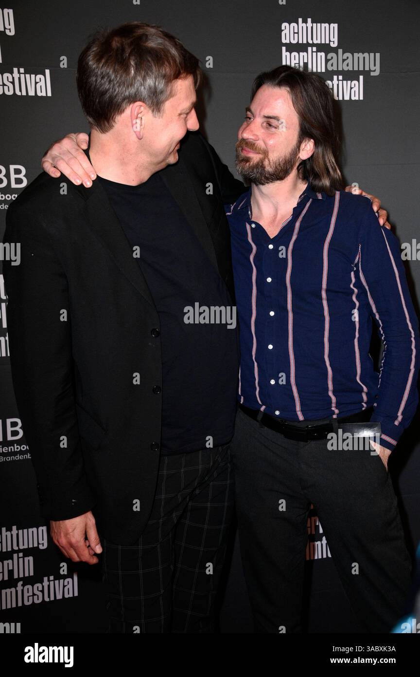 Sebastian Brose und Christian Klandt bei der Eröffnung des 21. achtung berlin Filmfestivals mit der Premiere des Kinofilms Blindgänger im Colosseum Filmtheater. Berlino, 02.04.2025 *** Sebastian Brose e Christian Klandt all'apertura del 21 achtung berlin film festival con la prima del lungometraggio Blindgänger al Colosseum Filmtheater di Berlino, 02 04 2025 foto:Xn.xKubelkax/xFuturexImagex achtung_5396 Foto Stock