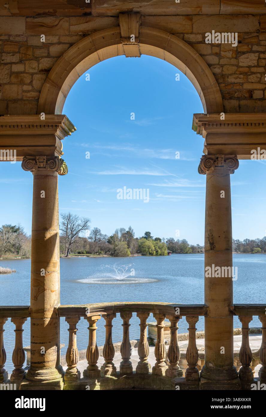 Vista del lago attraverso un'arcata della loggia al castello di Hever, Kent, Inghilterra, Regno Unito Foto Stock