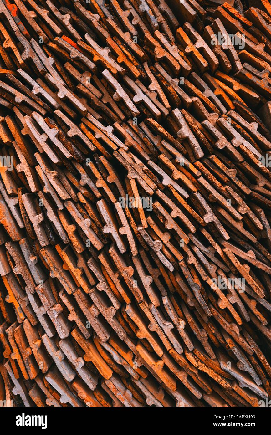 Schema delle vecchie tegole usurate sovrapposte, immagine verticale Foto Stock