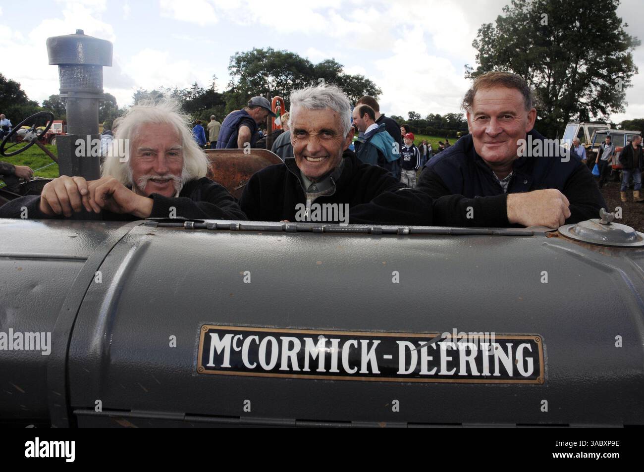 12 agosto 2007 - Moynalty, Kells, County Meath, Irlanda - nella foto dell'Annual Moynalty Steam Threshing Festival ci sono Austin Tighe, Peter Smith (entrambi provenienti dalla Virginia, County Cavan) e John Pollack (Castleblayney, County Monaghan) appoggiati su un trattore McCormick-Deering costruito a Chigao. Celebrazione dei giorni passati, della potenza dei cavalli e del vapore, delle auto d'epoca, dei trattori, delle macchine trainate da cavalli, dei motori a olio, bancarelle commerciali, artigianato, fiera del divertimento, spettacoli collaterali, musica e balli. Il paese che vive in anni passati è presentato in modo unico e riproposto in una serie di dimostrazioni e mostre. (Immagine di credito: © B Foto Stock