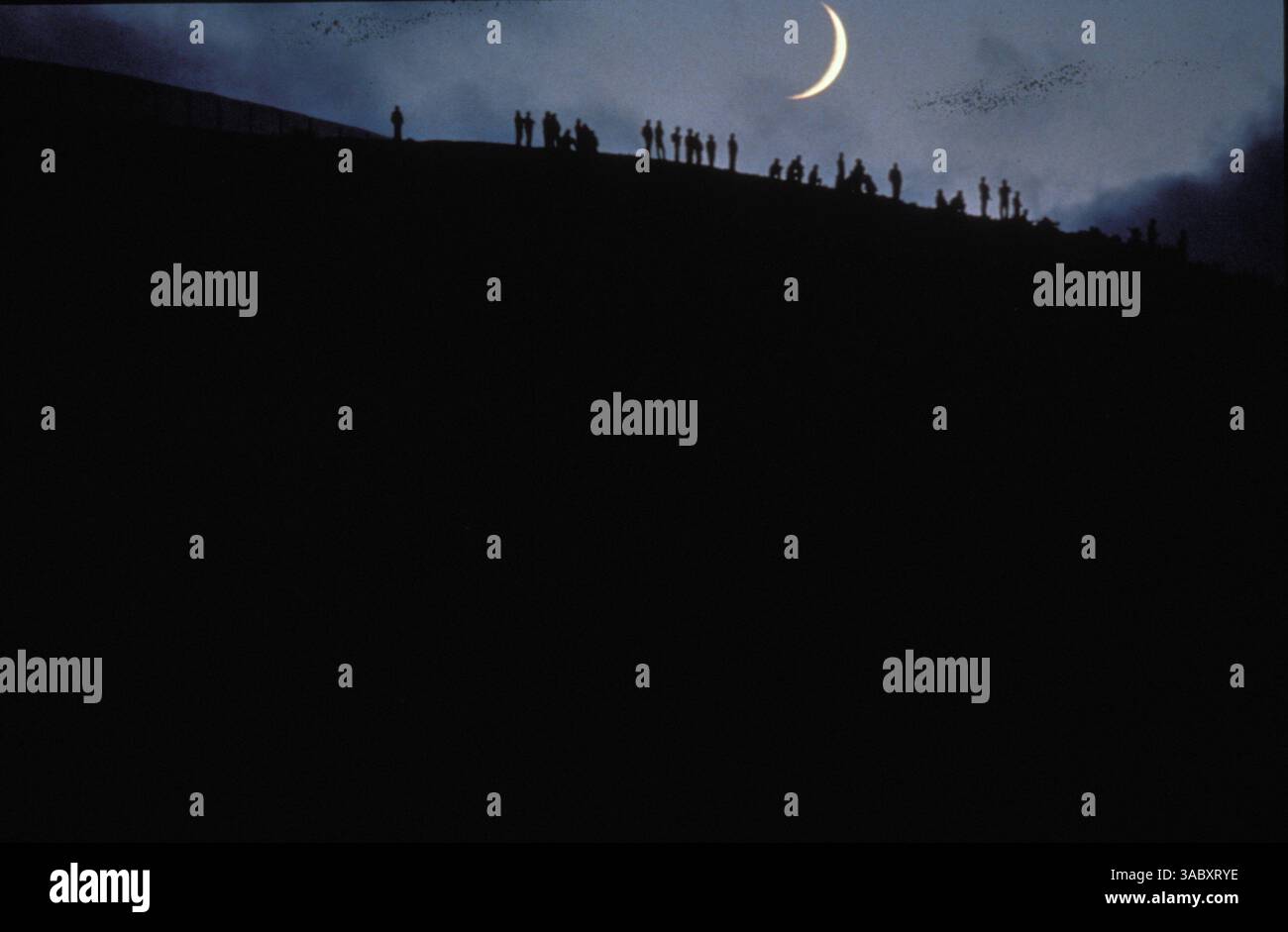 5 agosto 1994 - Tijuana, Messico - il settore di San Diego è uno dei nove settori di pattuglia di confine lungo il confine tra Stati Uniti e Messico. È responsabile del pattugliamento delle prime 66 miglia del confine tra Stati Uniti e Messico a partire dall'Oceano Pacifico, e copre circa 7.000 miglia quadrate della California sud-occidentale. Il settore si trova direttamente a nord di Tijuana e Tecate, in Messico, città con una popolazione complessiva di due milioni di persone. Non esiste una barriera naturale tra gli Stati Uniti e il Messico nel settore di San Diego. NELLA FOTO: Clandestini in attesa di attraversare il confine con gli Stati Uniti. Illega Foto Stock