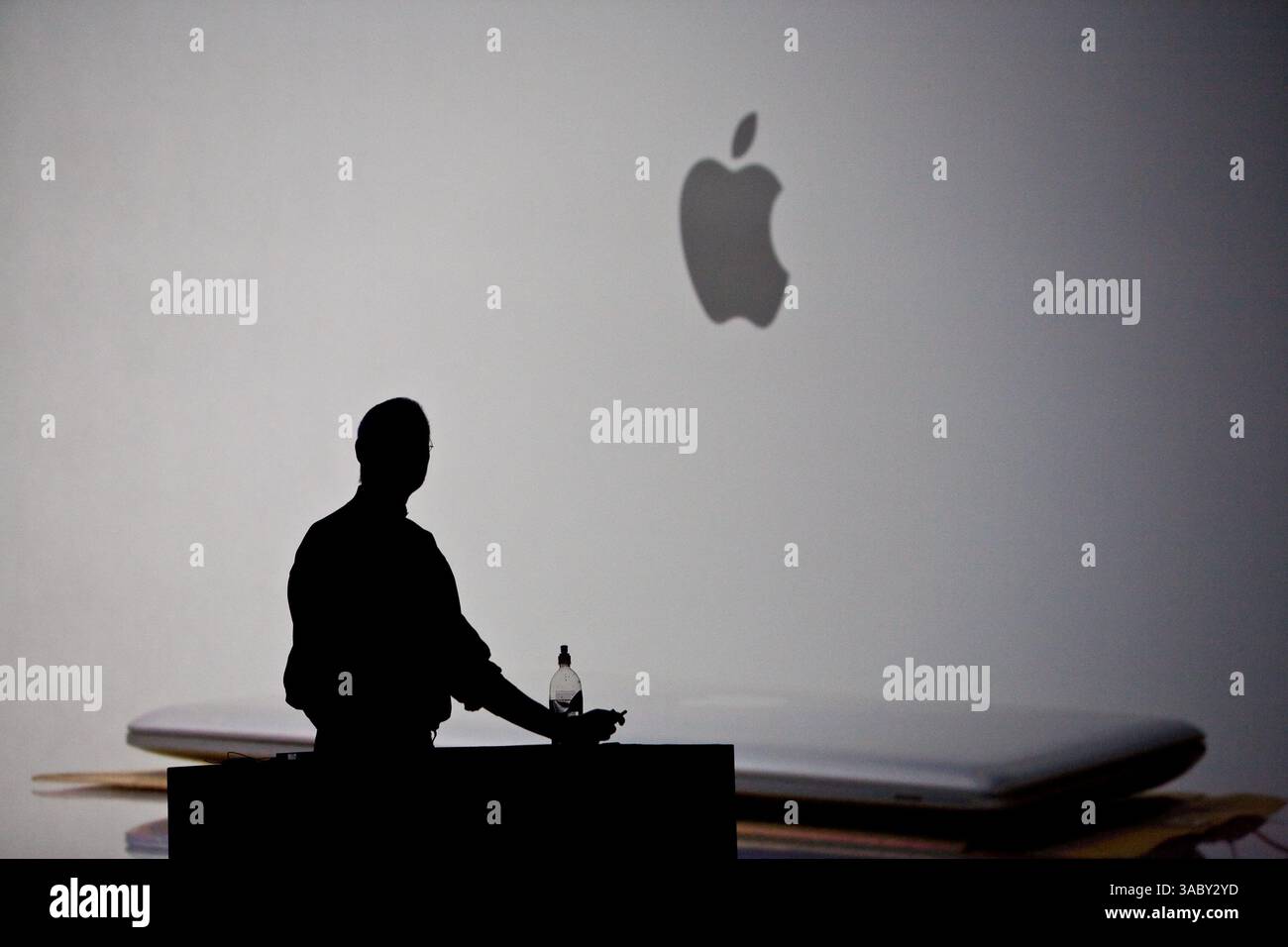 15 gennaio 2008 - San Francisco, California, Stati Uniti - il CEO di Apple STEVE JOBS presenta il MacBook Air al suo discorso di apertura del Macworld Expo 2008, atteso con impazienza dai devoti Apple e dai tracker del settore. Con uno schermo LED retroilluminato da 13,3 pollici e uno spessore compreso tra .16 e .76 pollici, il MacBook Air supera le dimensioni della rinomata linea di notebook sottili di Sony, rendendo il MacBook Air il notebook più sottile al mondo. In un accenno all'economia verde, i 3 lb. Air ha una custodia in alluminio completamente riciclabile, ha ridotto le tossine nella scheda madre del laptop e ha introdotto il primo schermo senza arsenico e mecury di Apple Foto Stock