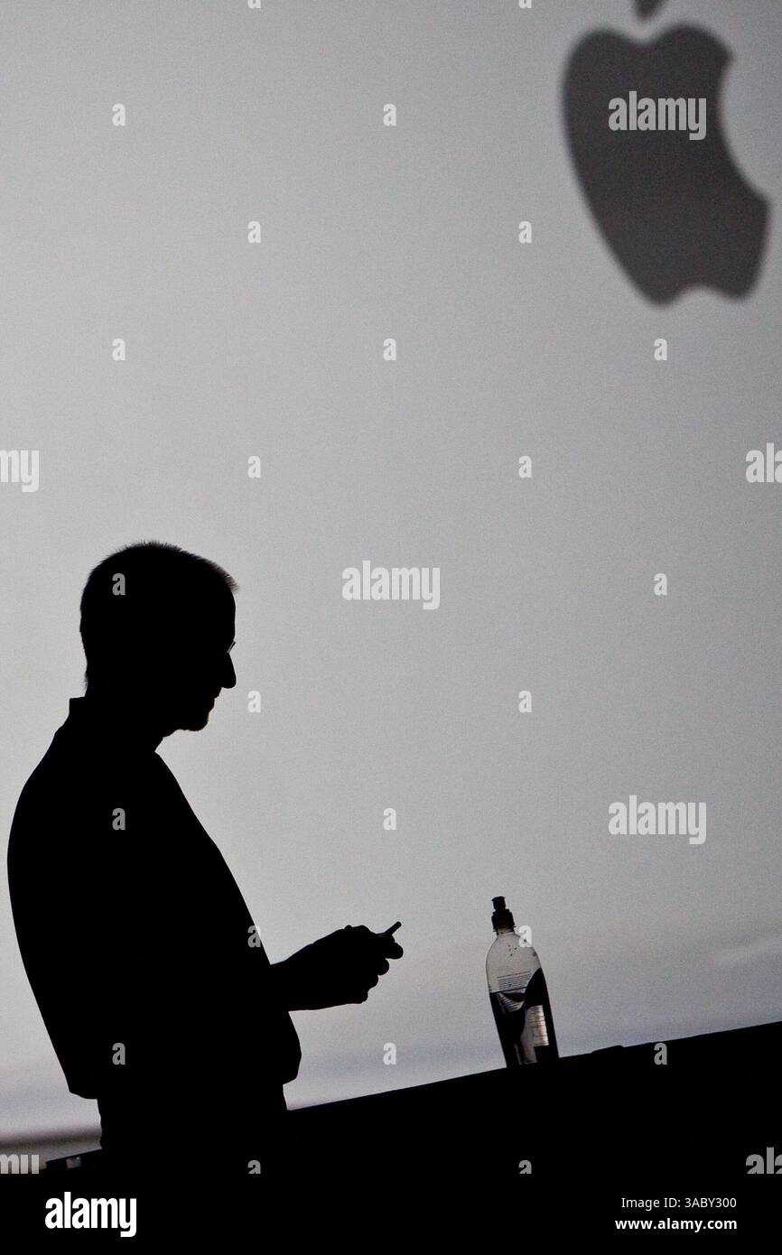 15 gennaio 2008 - San Francisco, California, Stati Uniti - il CEO di Apple STEVE JOBS presenta il MacBook Air al suo discorso di apertura del Macworld Expo 2008, atteso con impazienza dai devoti Apple e dai tracker del settore. Con uno schermo LED retroilluminato da 13,3 pollici e uno spessore compreso tra .16 e .76 pollici, il MacBook Air supera le dimensioni della rinomata linea di notebook sottili di Sony, rendendo il MacBook Air il notebook più sottile al mondo. In un accenno all'economia verde, i 3 lb. Air ha una custodia in alluminio completamente riciclabile, ha ridotto le tossine nella scheda madre del laptop e ha introdotto il primo schermo senza arsenico e mecury di Apple Foto Stock