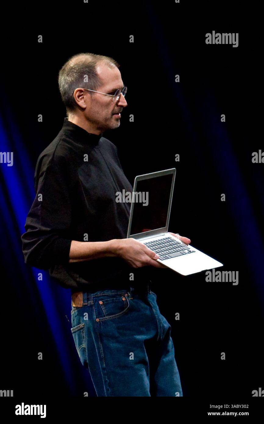 15 gennaio 2008 - San Francisco, California, Stati Uniti - il CEO di Apple STEVE JOBS presenta il MacBook Air al suo discorso di apertura del Macworld Expo 2008, atteso con impazienza dai devoti Apple e dai tracker del settore. Con uno schermo LED retroilluminato da 13,3 pollici e uno spessore compreso tra .16 e .76 pollici, il MacBook Air supera le dimensioni della rinomata linea di notebook sottili di Sony, rendendo il MacBook Air il notebook più sottile al mondo. In un accenno all'economia verde, i 3 lb. Air ha una custodia in alluminio completamente riciclabile, ha ridotto le tossine nella scheda madre del laptop e ha introdotto il primo schermo senza arsenico e mecury di Apple Foto Stock