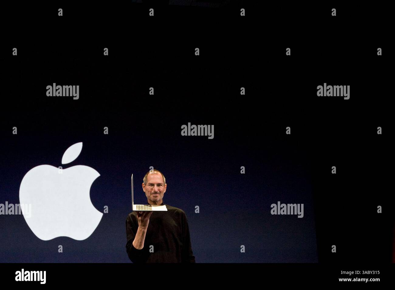 15 gennaio 2008 - San Francisco, California, Stati Uniti - il CEO di Apple STEVE JOBS presenta il MacBook Air al suo discorso di apertura del Macworld Expo 2008, atteso con impazienza dai devoti Apple e dai tracker del settore. Con uno schermo LED retroilluminato da 13,3 pollici e uno spessore compreso tra .16 e .76 pollici, il MacBook Air supera le dimensioni della rinomata linea di notebook sottili di Sony, rendendo il MacBook Air il notebook più sottile al mondo. In un accenno all'economia verde, i 3 lb. Air ha una custodia in alluminio completamente riciclabile, ha ridotto le tossine nella scheda madre del laptop e ha introdotto il primo schermo senza arsenico e mecury di Apple Foto Stock