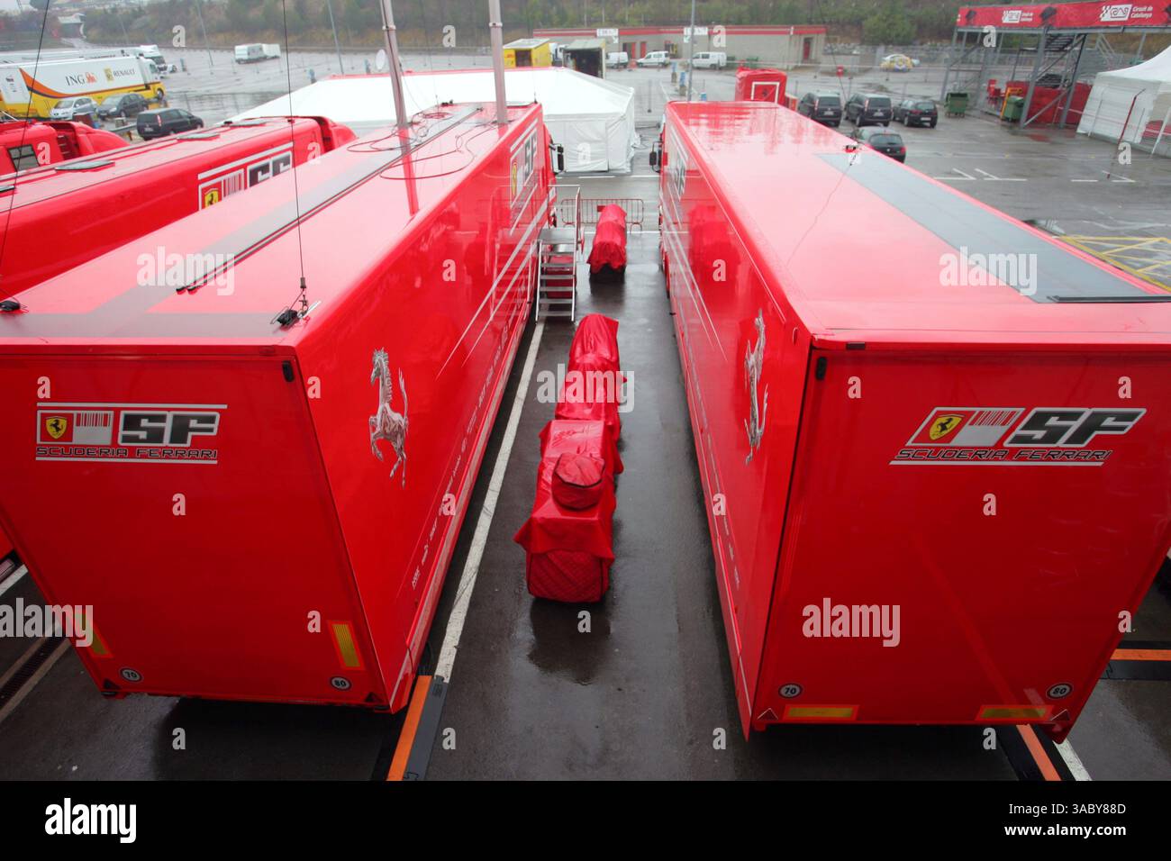 Wet Ferrari Trucks...Formula 1 test, giorno due, Barcellona, Spagna, mercoledì 20 febbraio 2008. Foto Stock