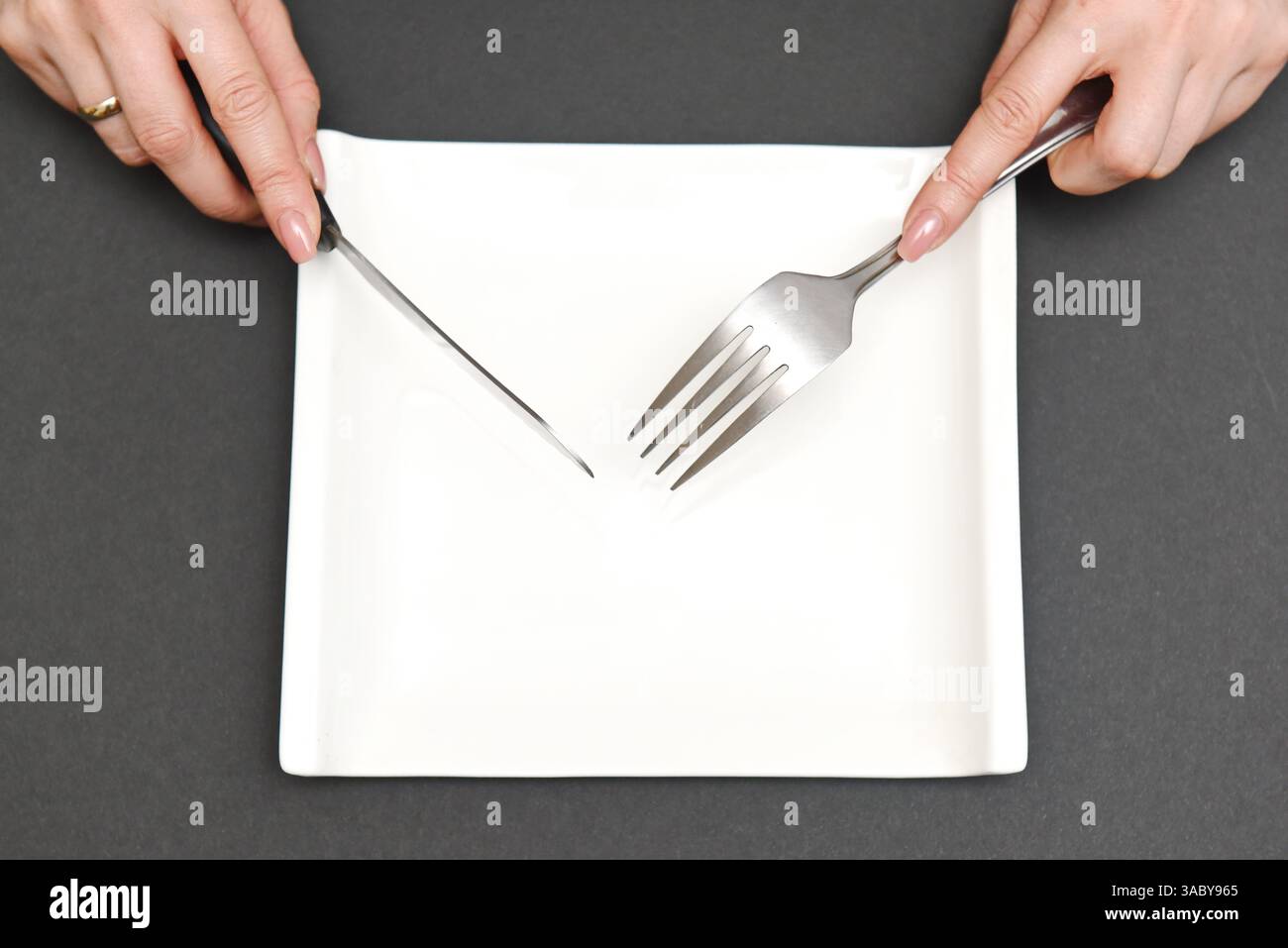 piastra quadrata bianca e сutlery Foto Stock