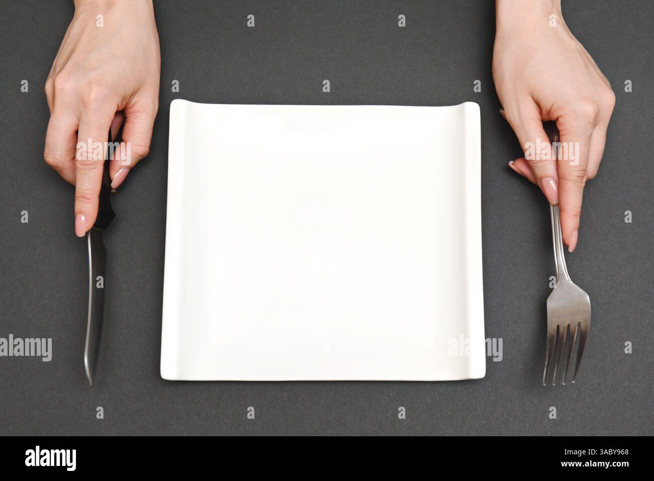 piastra quadrata bianca e сutlery Foto Stock