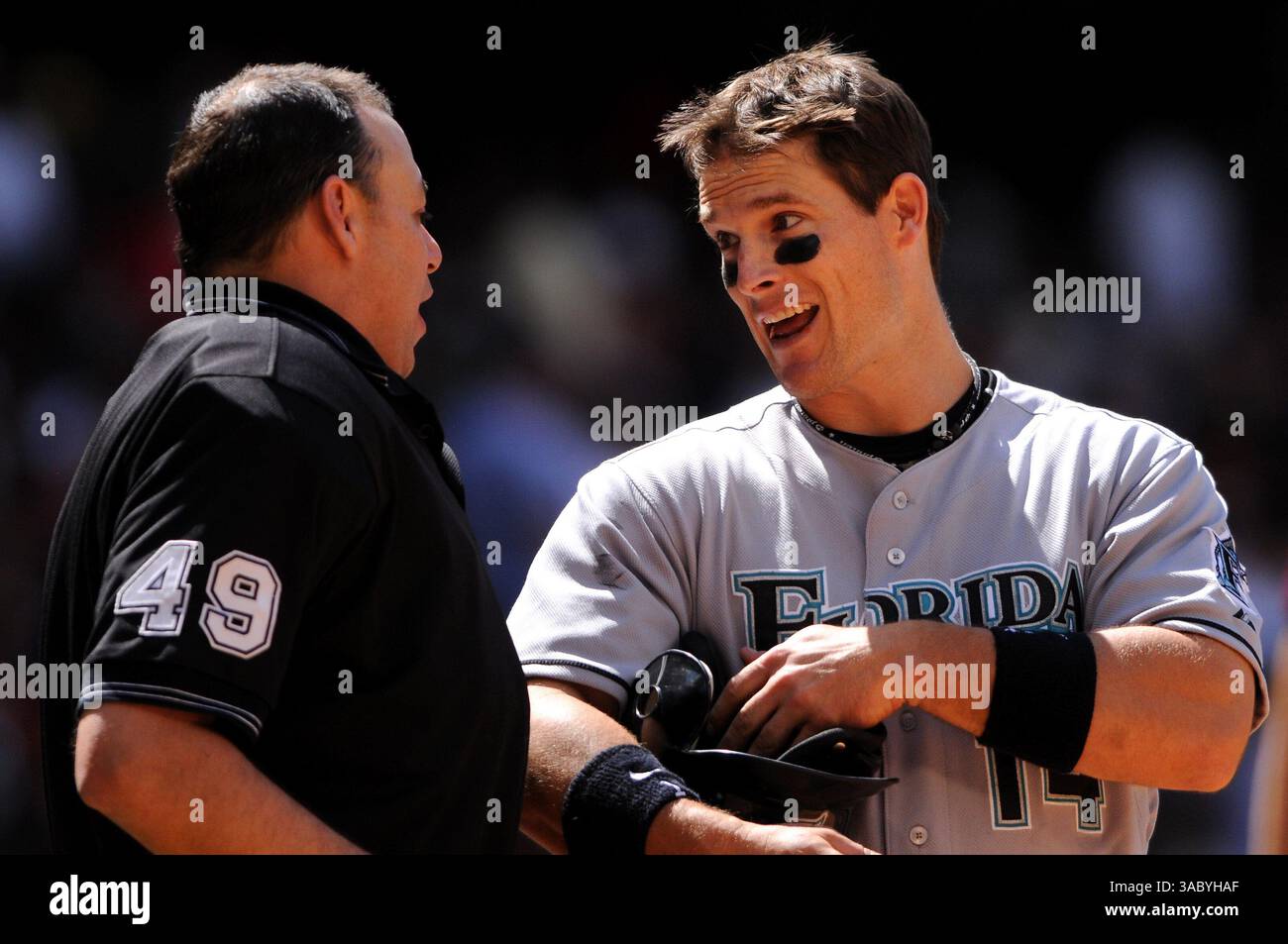 13 aprile 2008 - Houston, Texas, USA - JOSH WILLINGHAM (14) dei Florida Marlins sostiene un terzo sciopero chiamato con l'arbitro di casa Andy Fletcher nell'ottavo inning. Gli Astros batterono i Florida Marlins 5-1 al Minute Maid Park di Houston, Texas. (Immagine di credito: © Tom Mayes/Cal Sport Media/Cal Sport Media/ZUMA Press) Foto Stock