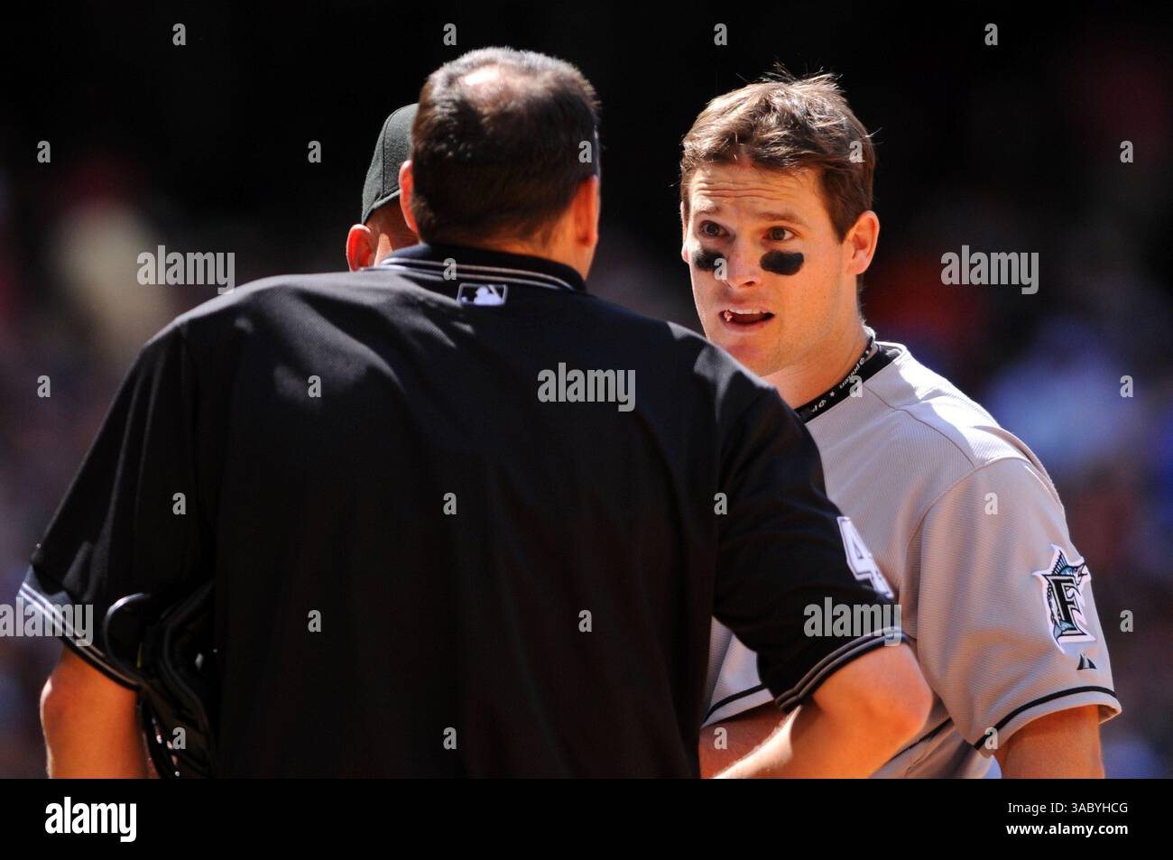 13 aprile 2008 - Houston, Texas, USA - JOSH WILLINGHAM (14) dei Florida Marlins sostiene un terzo sciopero chiamato con l'arbitro di casa Andy Fletcher nell'ottavo inning. Gli Astros batterono i Florida Marlins 5-1 al Minute Maid Park di Houston, Texas. (Immagine di credito: © Tom Mayes/Cal Sport Media/Cal Sport Media/ZUMA Press) Foto Stock