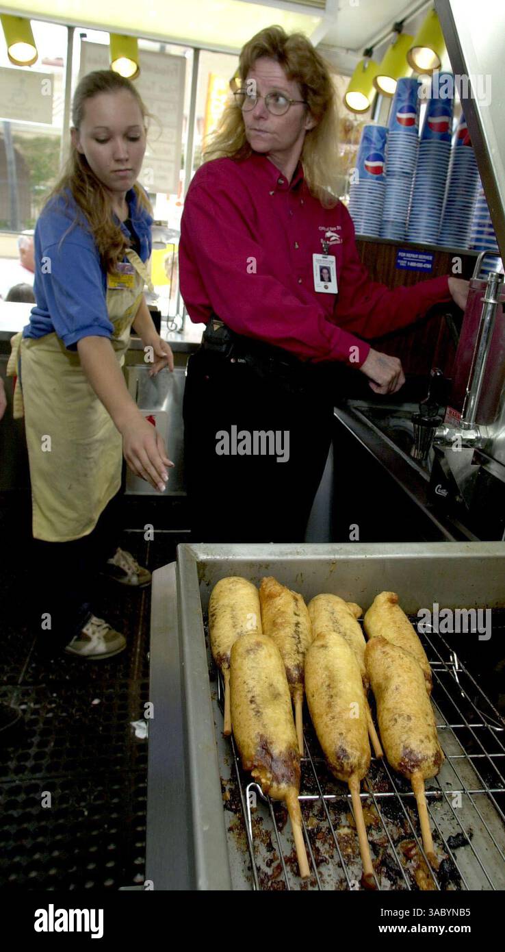 (Pubblicato il 06/25/2003, B-1:2;6;7; NC-1, NI-1): Lo specialista della salute della contea di San Diego Julayne (cq) Gath (MAGLIETTA ROSSA a MANICHE LUNGHE a destra) interroga i lavoratori allo stand twinkies fritto in profondità alla fiera della contea di San Diego durante la sua ispezione. In primo piano ci sono delle barre fritte. La lavoratrice vista è vera Thompson. UT/DON KOHLBAUER Foto Stock