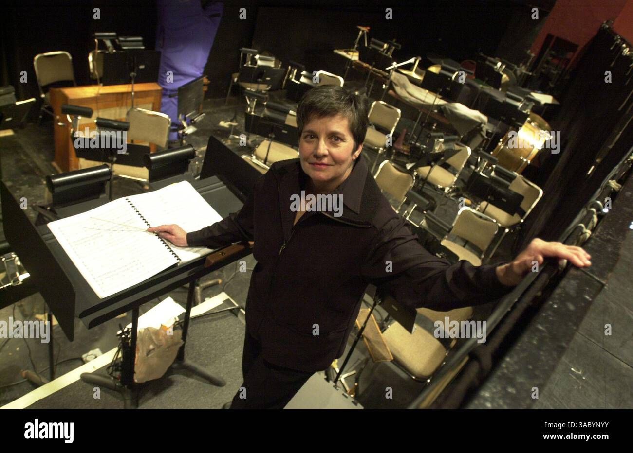 (Pubblicato il 18/01/2004, F-4, UTS1784204) Karen Keltner, direttore residente dell'Opera di San Diego, nella fossa dell'orchestra al San Diego Civic Theater. Jerry Rife/Union-Tribune Foto Stock