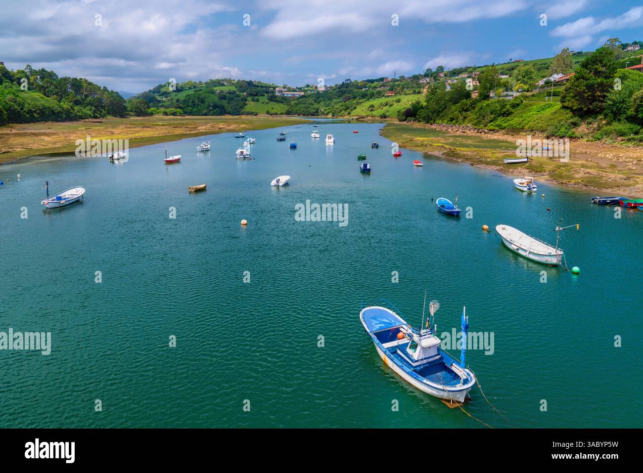San Vicente de la Barquera Brazo Mayor con barche Cantabria Spagna Foto Stock