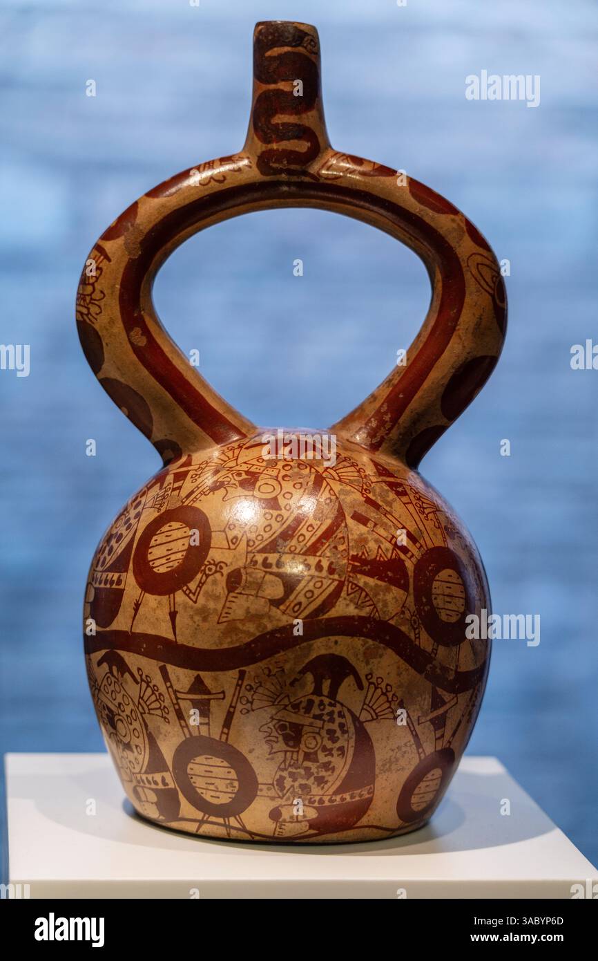 Vaso con manico a staffa Mochica raffigurante legumi antropomorfi, Mochica, costa settentrionale del Perù, dall'1 all'anno 800 d.C., ceramica con pittura a linee sottili Foto Stock
