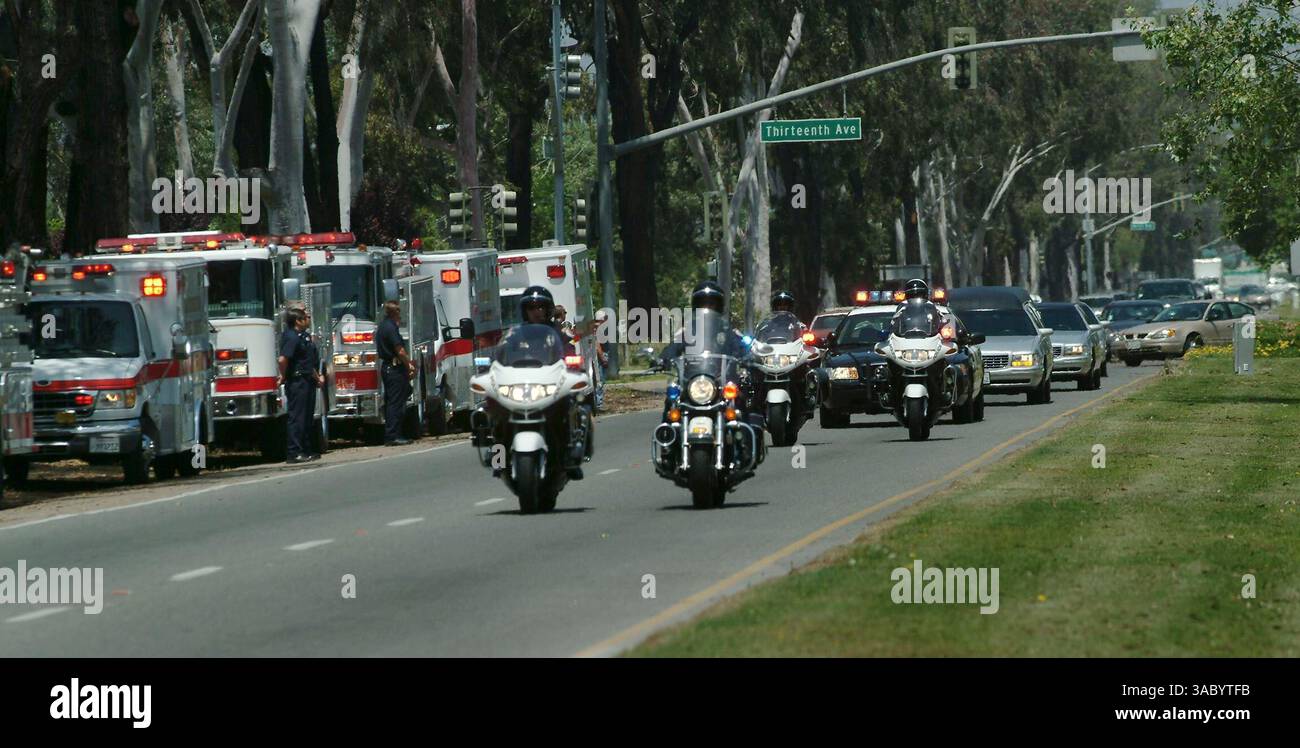 (PUBBLICATO IL 5/1/2004, B-4:2; UTS1805019; NC-3, NI-3; UTS1805113) NSGannonFunl222048x003 - scatto 4/30/04 - Vigili del fuoco e paramedici con Escondido Fire Department, a sinistra, costeggiano il lato occidentale di Center City Parkway come un focolare che trasporta il maggiore Richard Gannon II, USMC, viene scortato verso ft. Cimitero nazionale di Rosecrans per la sepoltura il venerdì. Gannon fu ucciso a sostegno dell'operazione Iraqi Freedom il 17 aprile 2004 a causa delle ferite ricevute dall'azione nemica nella provincia di al Anbar, in Iraq. Fu assegnato al 3rd Battalion, 7th Marine Regiment, 1st Marine Division, i Marine Expeditionary Force, a Twentynine Palms, Foto Stock