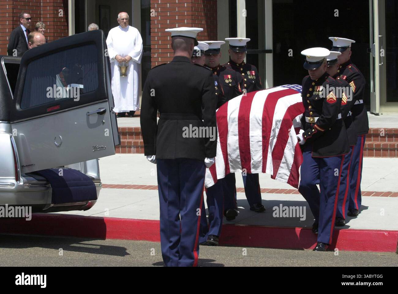 (Pubblicato il 5/1/2004, B-1:2,6,7; UTS1805019; NC-1,NI-1; UTS1805113) NSGannonFunl222048x002 - colpo 4/0/04 - i membri dell'USMC trasportano il corpo del maggiore Richard Gannon II, USMC, che è stato ucciso a sostegno dell'operazione Iraqi Freedom guidato dal Center City Parkway a Escondido in rotta per ft. Cimitero nazionale di Rosecrans. Gannon aveva 31 anni, da Escondido e fu ucciso il 17 aprile 2004 a causa delle ferite ricevute dall'azione nemica nella provincia di al Anbar, in Iraq. Fu assegnato al 3rd Battalion, 7th Marine Regiment, 1st Marine Division, i Marine Expeditionary Force, a Twentynine Palms, CA. A Mass of Resurrec Foto Stock