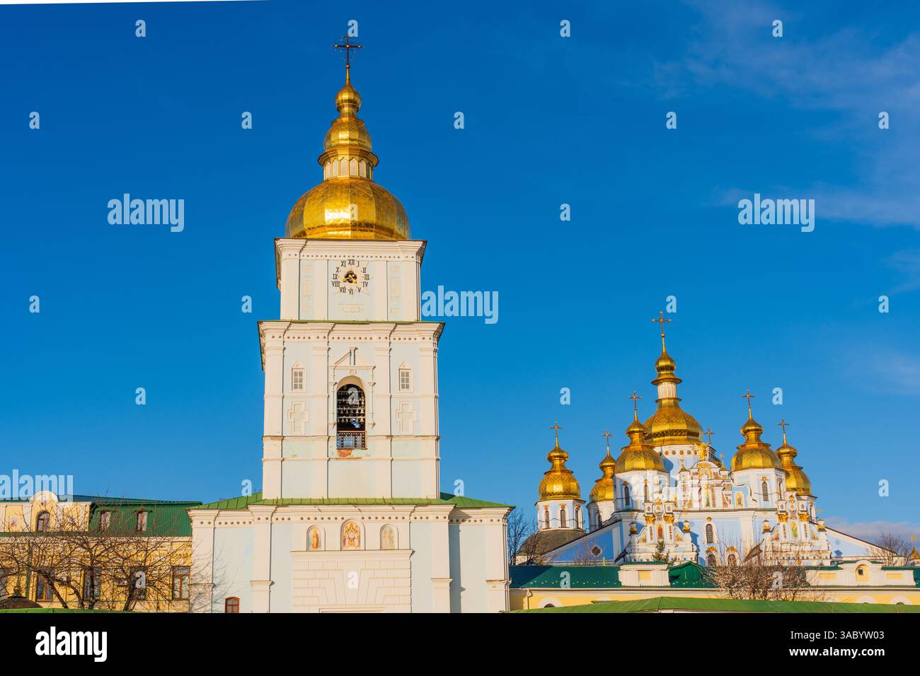 Kiev, Ucraina - 28 marzo 2025: L'iconico monastero di San Michele con cupola dorata a Kiev mostra la sua splendida architettura e le cupole dorate contro un cle Foto Stock