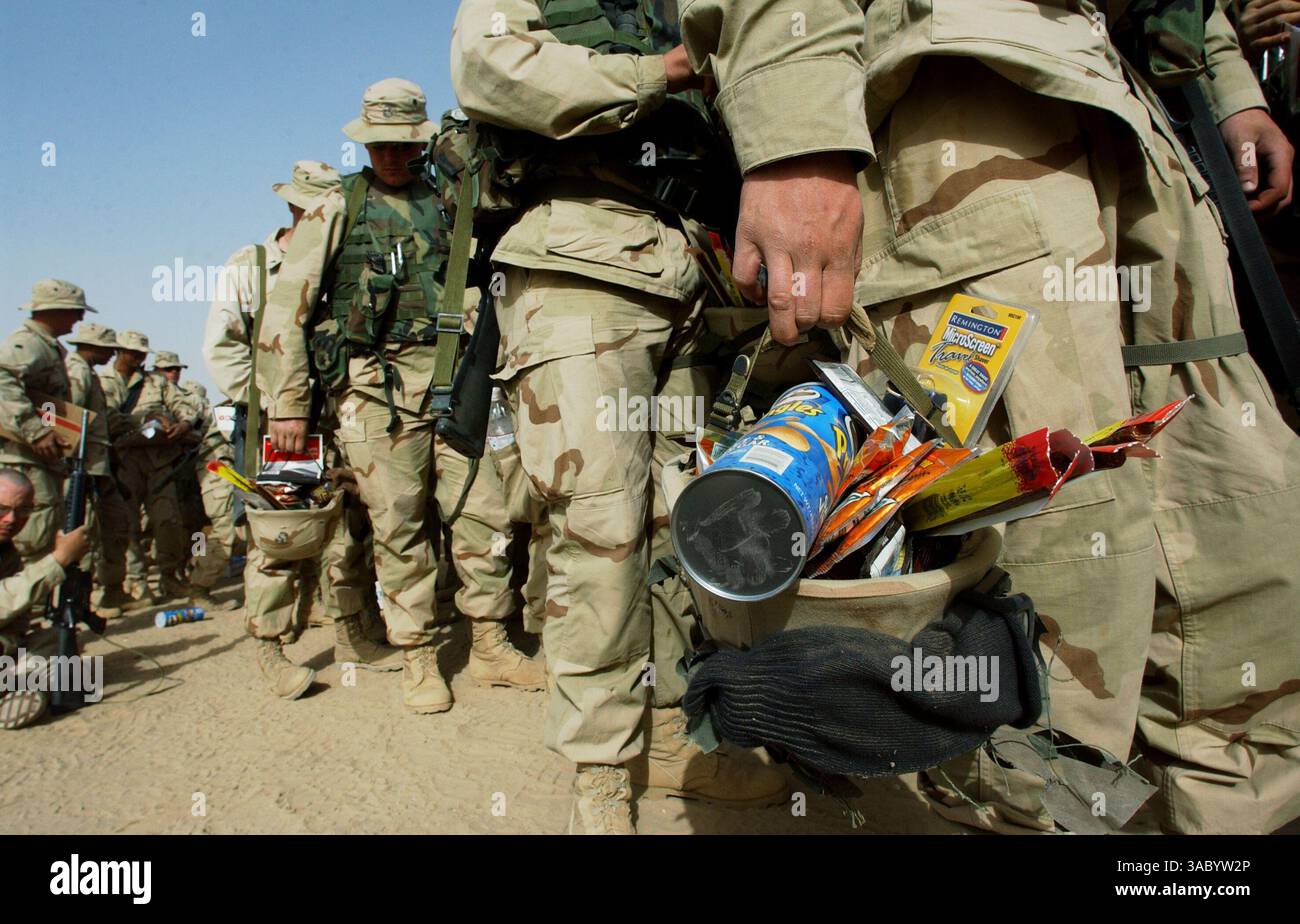 (PUBBLICATO il 03/09/2003, A-1): Marines of lst Battalion, 5th Marines, allineati usando i loro caschi come carrelli della spesa in un'area di sosta. Una versione Mobile Marine di un negozio di lusso, chiamato PX, ha visitato il battaglione consentendo ai Marines di acquistare alcuni articoli come gradito cambio di ritmo per le loro razioni sul campo. Earnie Grafton/Union-Tribune8BIM Foto Stock