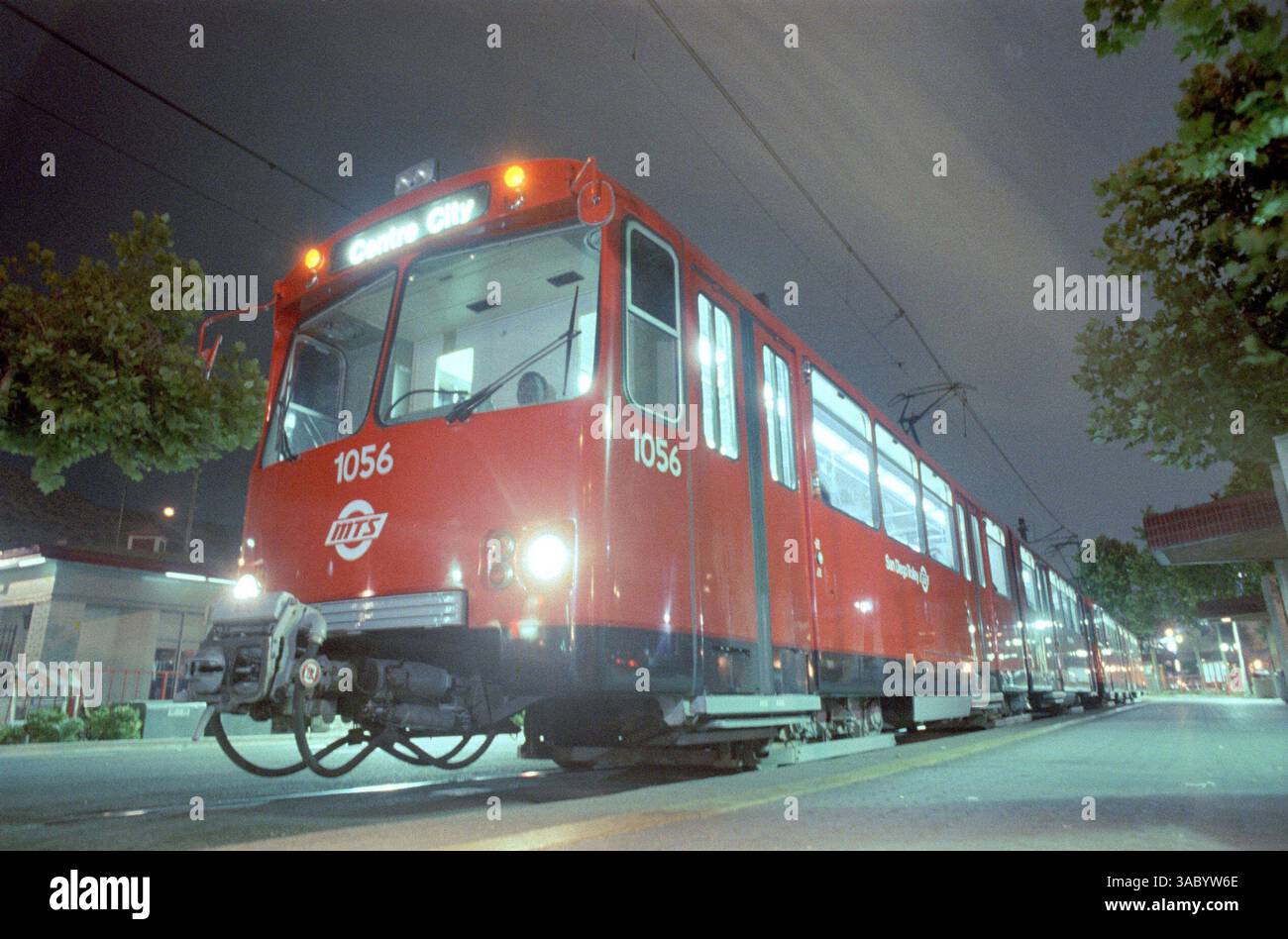 (Pubblicato 7/23/2006, B-1) 10 agosto 1990 San Diego, CA USA. Crimine a carrello. Ridealong sul tram e fermate per osservare qualsiasi crimine in corso e attività alle fermate del tram. foto di Scott Linnett/San Diego Union-Tribune/Zuma Press. Copyright 1990 San Diego Union-Tribune Foto Stock