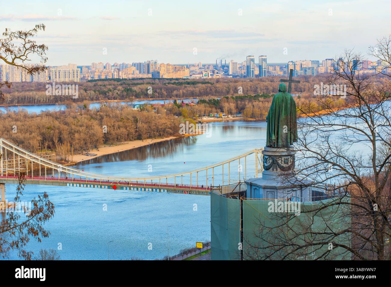 Kiev, Ucraina - 28 marzo 2025: Vista panoramica del monumento del principe Vladimir il grande, Parkovy Bridge e il panoramico fiume Dnipro a Kiev, Ucraina Foto Stock