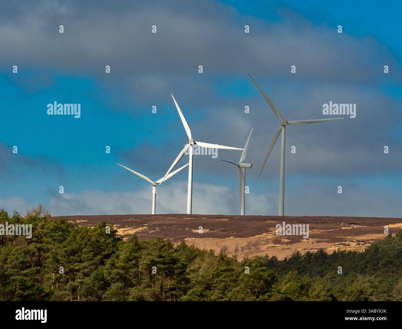 Turbine eoliche presso l'impianto eolico di Ovenden Moor viste in una soleggiata giornata invernale. Halifax, West Yorkshire, Regno Unito Foto Stock
