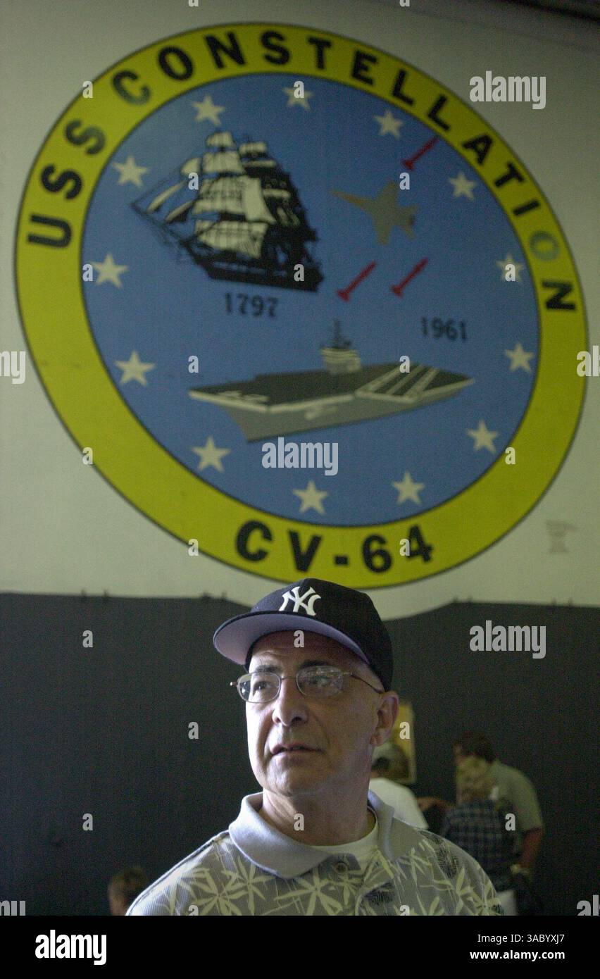 (Pubblicato il 08/04/2003, A-6; SignOn Gallery: 08/08/2003) Larry Duca, di Carlsbad, che lavorava a bordo della USS Constellation mentre era in costruzione nel Brooklyn (NY) Navy Yard, venne in visita con la sua famiglia per ricordare. Era uno dei fortunati che sopravvisse a un incendio del 1960 che ne uccise molti. La nave sarà dismessa nelle prossime settimane. PAROLE CHIAVE: MILITARE. NAVI. UT/John Gastaldo Foto Stock