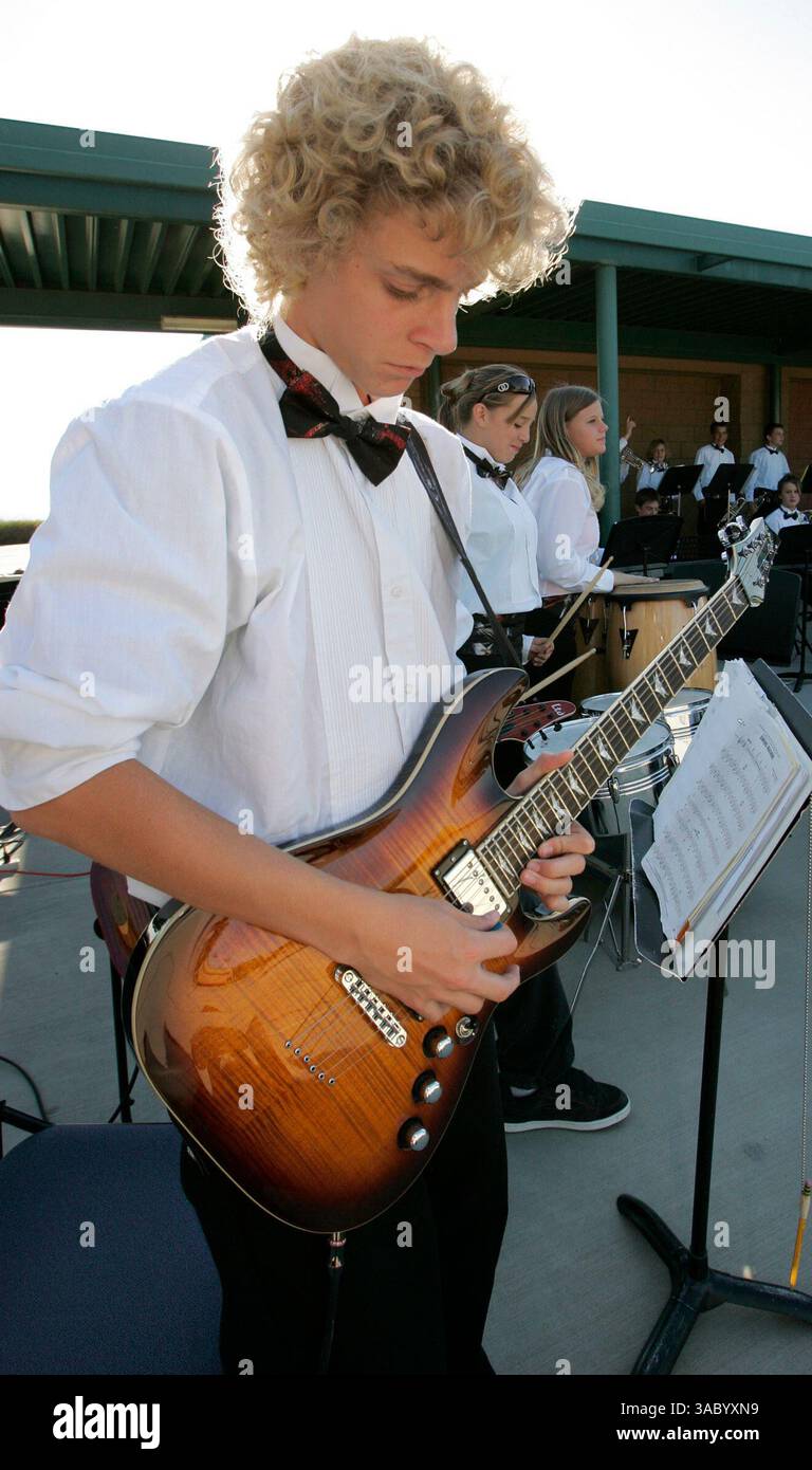 (PUBBLICATO il 10/29/2005, NI-6) AUSTIN CHIARELLO, un ottava elementare, suona la chitarra con la Thunderhawks Jazz Band della Valley Center Middle School, mentre la band suona una performance pomeridiana alla Valley Center High School. FOTO U/T CHARLIE NEUMAN Foto Stock
