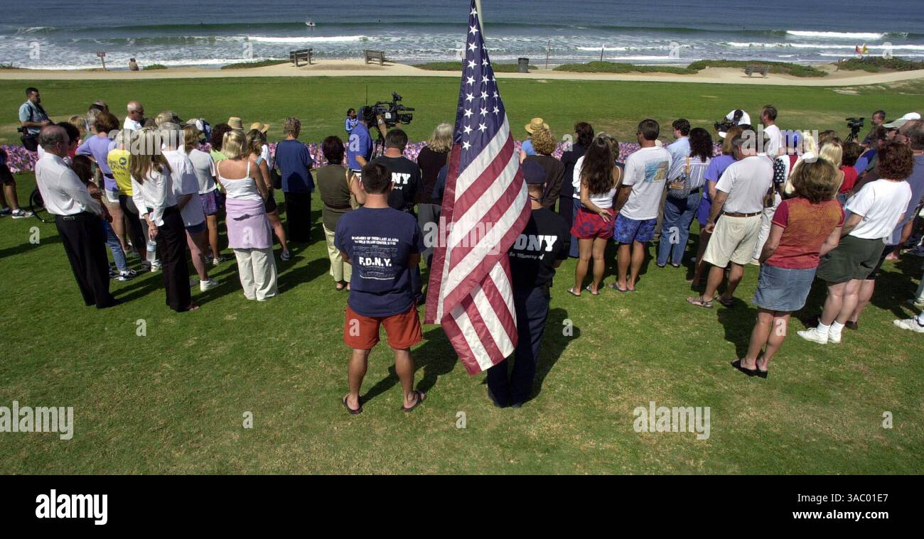 (Pubblicato 09/12/2003, B-4:1) il pubblico è stato invitato a partecipare a un memoriale per le vittime dell'attacco terroristico contro l'America due anni dopo l'11 settembre 2001 sull'erba accanto al Powerhouse Park a del Mar. UT/John Gastaldo Foto Stock