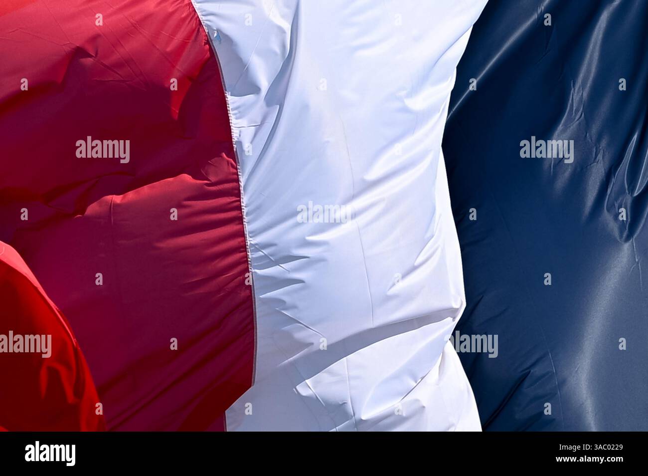 Parigi, Francia. 2 aprile 2025. La bandiera francese vola sopra il Palazzo Elysee durante il Consiglio dei Ministri del 2 aprile 2025 - 02/04/2025 - Francia/Ile-de-France (regione)/Parigi - Julien Mattia/le Pictorium credito: LE PICTORIUM/Alamy Live News Foto Stock