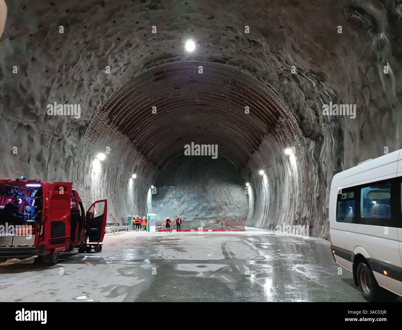 Francia Savoie Maurienne Haute-Maurienne Modane : visite du tunnel du chantier Lione-Torino, camion de pompiers Foto Stock