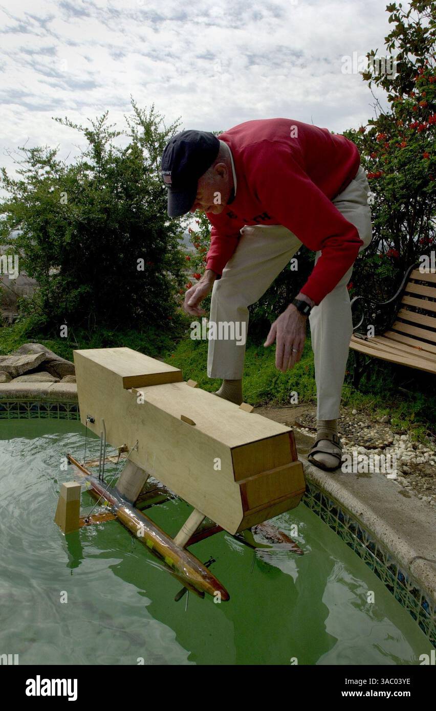 (PUBBLICATO l'11/26/2002, B-4): Leonard Wald controlla la stabilizzazione del suo modello di lavoro SEMAN (modulo di energia marittima con stabilizzazione e navigazione automatica) nel pool di Ramona di un amico. Il progetto, nei lavori degli ultimi 12 anni, coinvolge una barca che sarà autosufficiente in mare, producendo la propria energia e cibo. UT/John Gastaldo Foto Stock