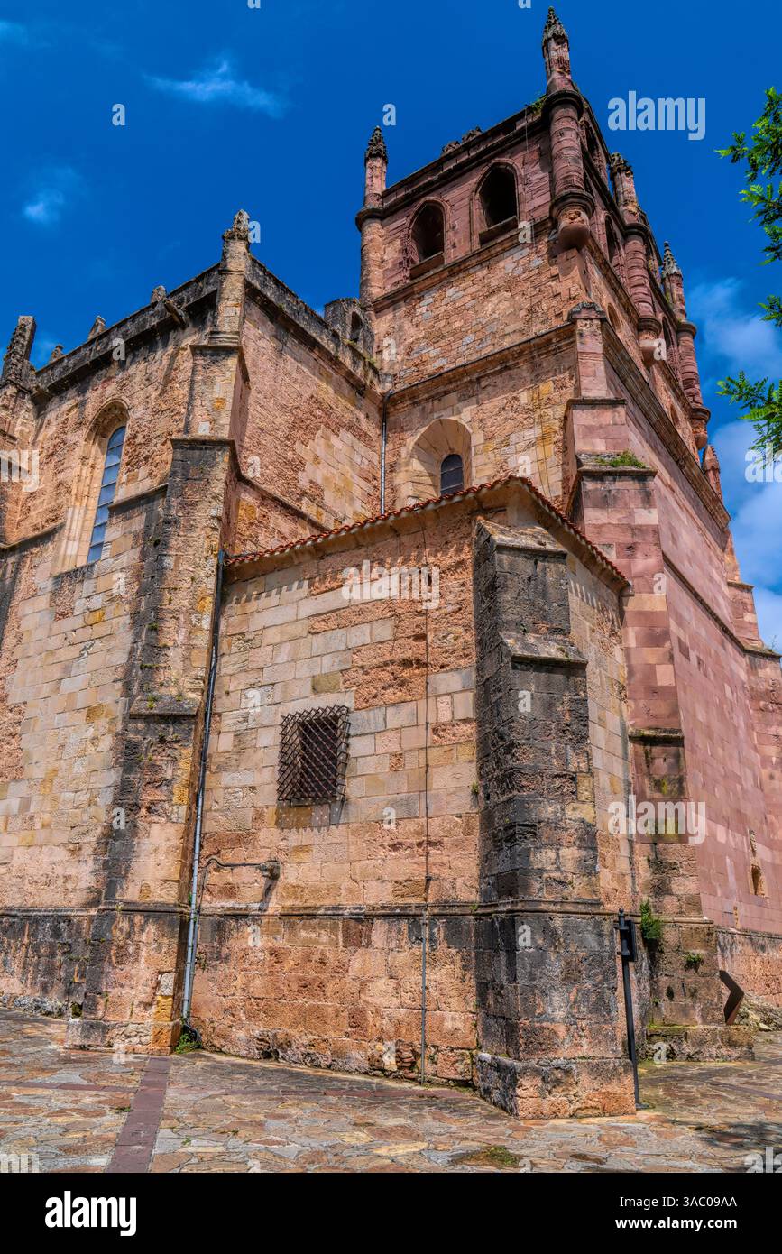 Chiesa di Santa Maria San Vicente de la Barquera Cantabria Spagna storico luogo di culto religioso Foto Stock
