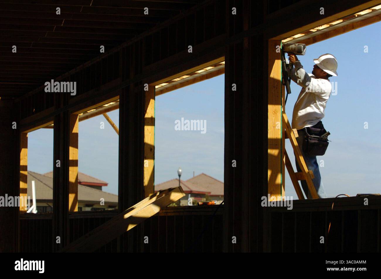 23 settembre 2005 - Sacramento, California, Stati Uniti - l'operaio edile JOSE JIMINEZ utilizza una pistola a chiodi per costruire parte di un complesso di uffici sulla Maritime Drive a Laguna West venerdì 23 settembre 2005. Laguna West sta esplodendo di recente con costruzioni commerciali. (Immagine di credito: © Randy Pench/Sacramento Bee/ZUMA Press) RESTRIZIONI: * Tabloids USA Rights OUT * Foto Stock