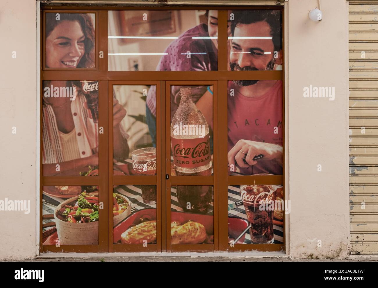 Retro Coca-Cola pubblicità uomo e donna su un poster. Foto pubblicitaria grunge vintage Coca-Cola su un muro di un edificio nella città vecchia di Durazzo A. Foto Stock