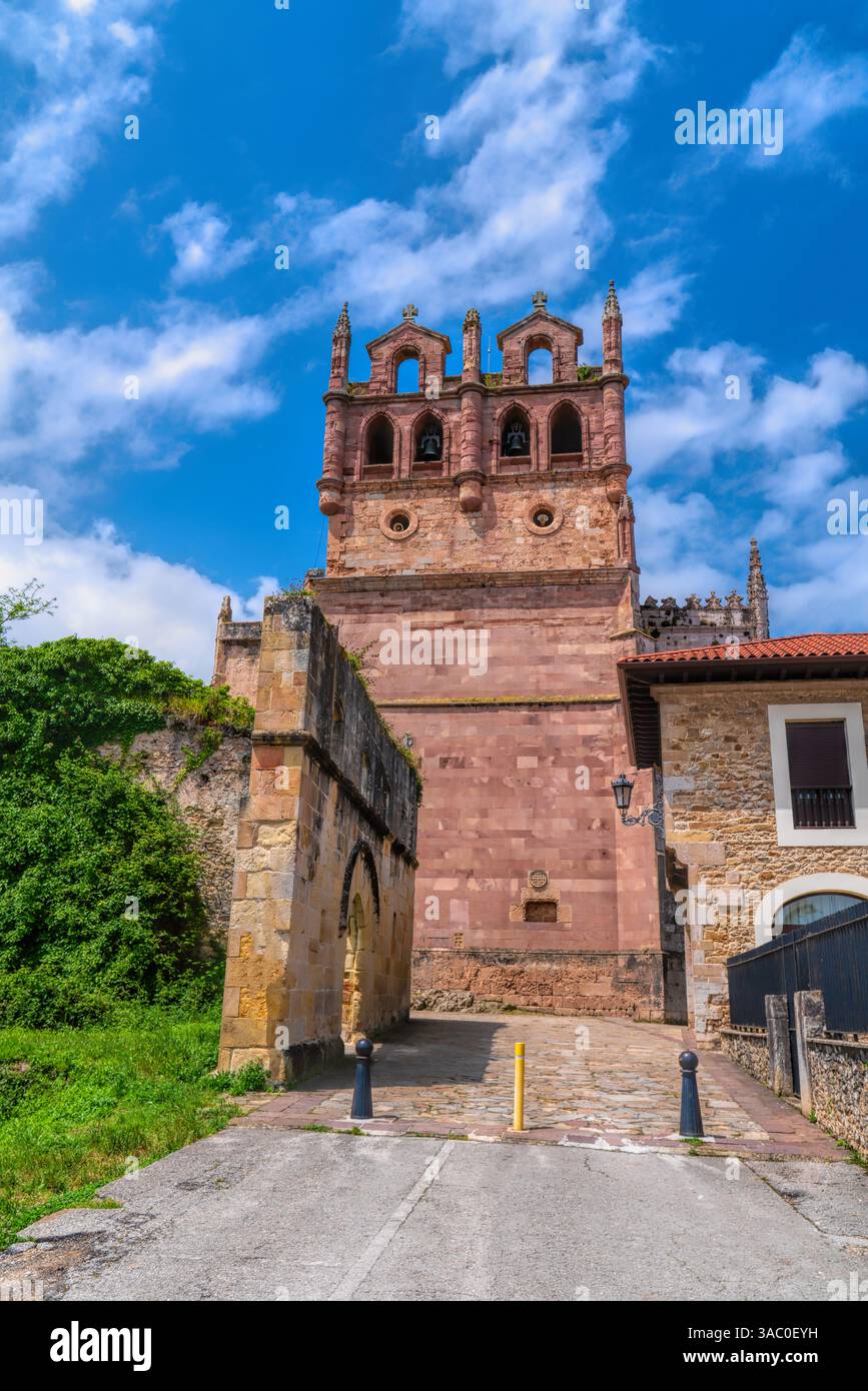 Chiesa di Santa Maria San Vicente de la Barquera Cantabria Spagna storico luogo di culto religioso Foto Stock
