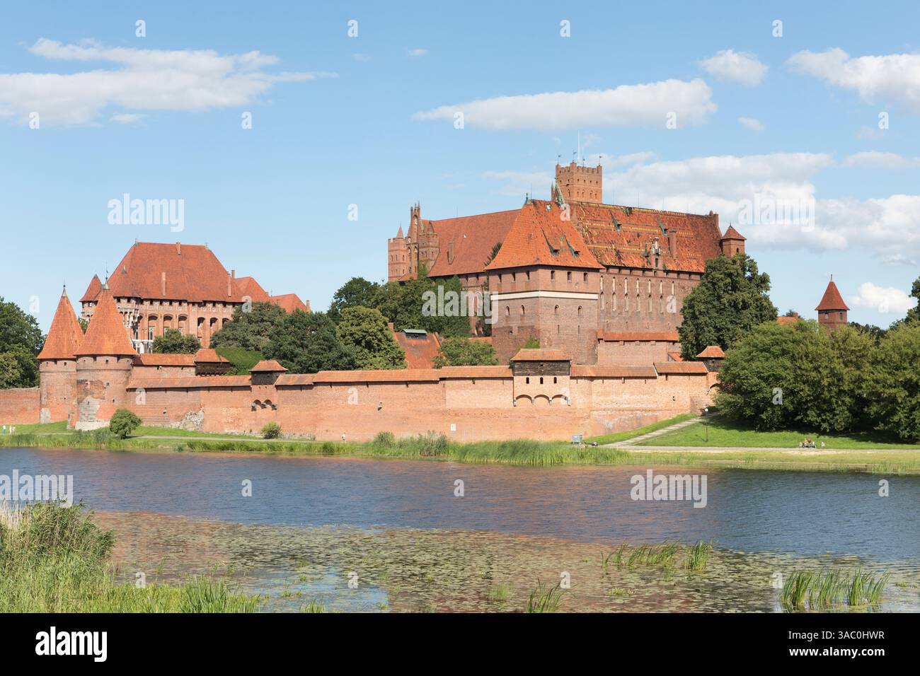 Polonia, Malbork, il castello di Malbork e il fiume Nogat, uno dei più grandi castelli gotici d'Europa. Foto Stock