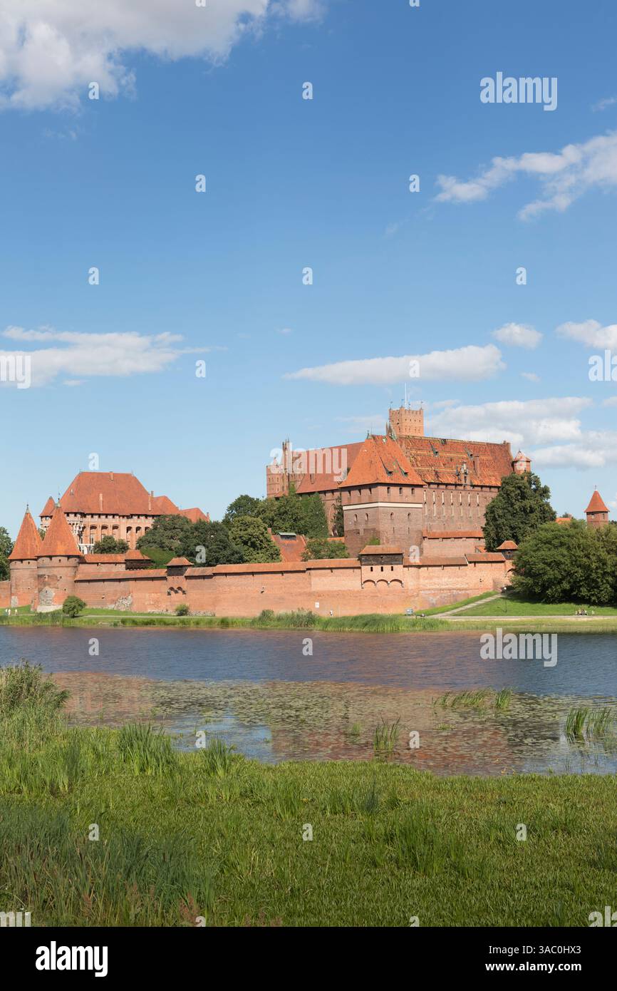 Polonia, Malbork, il castello di Malbork e il fiume Nogat, uno dei più grandi castelli gotici d'Europa. Foto Stock