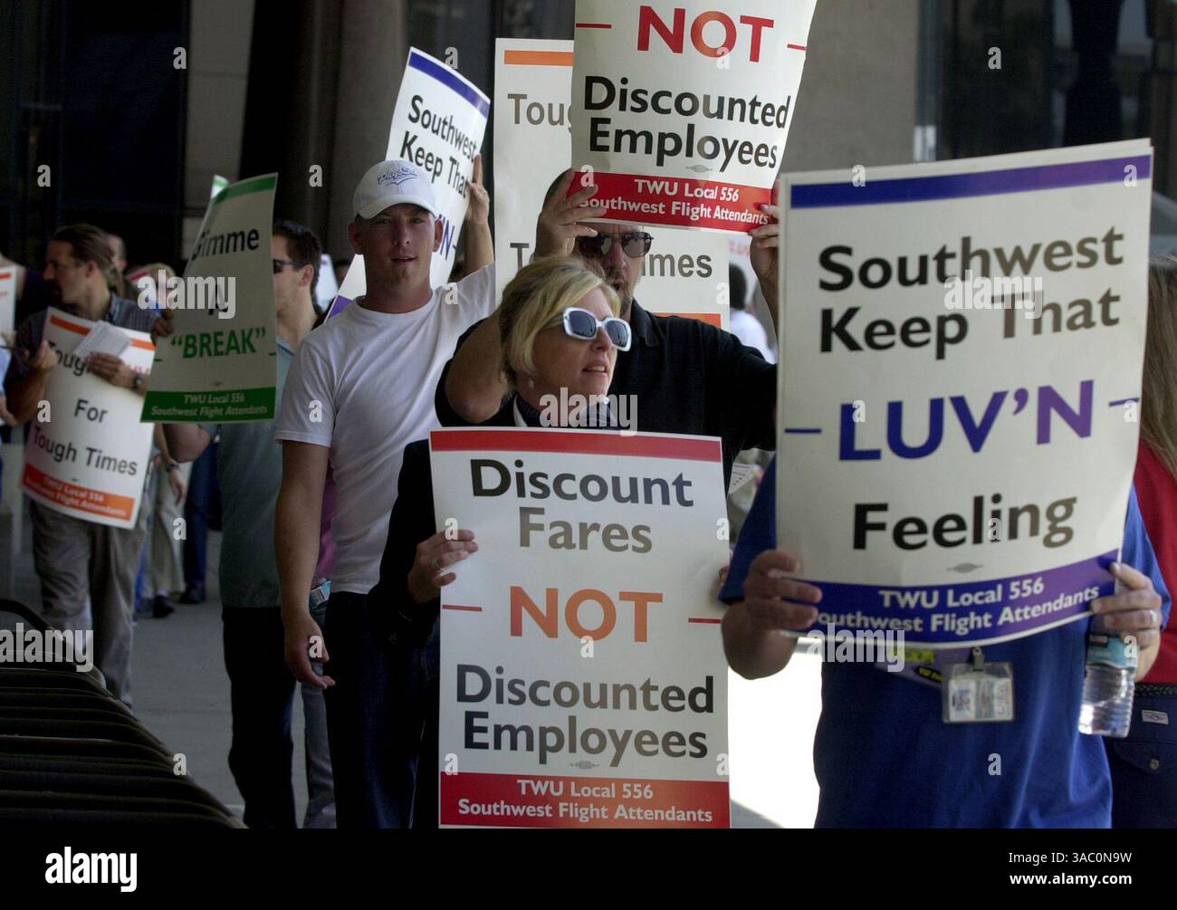 (Pubblicato il 20/08/2003, C-1) gli assistenti di volo di Southwest Airlines appartenenti alla Transport Workers Union of America protestano al di fuori del Terminal 1 a Lindbergh Field sostenendo che i lavoratori hanno una media di 23 ore al mese senza stipendio.--Laura Embry/Union-Tribune Foto Stock