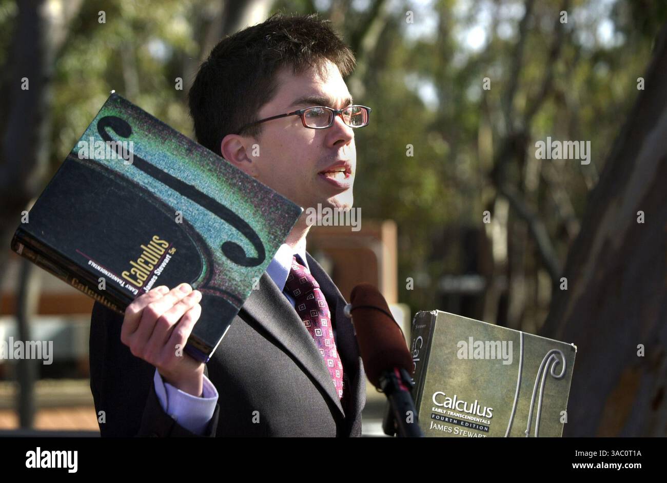 (Pubblicato il 01/30/2004, B-1:7; B-4:1; B-2:2, UTS1786302)Matthew Reents , Co-presidente per il capitolo studentesco UCSD del California Public Interest Research Group detiene due edizioni di un libro di Calculus durante una conferenza stampa in cui il gruppo ha fatto esplodere gli editori di libri per gonfiare i prezzi dei libri di testo pubblicando nuove edizioni di materiali di testo con pochi cambiamenti e con altri mezzi.---Laura Embry/Union-Tribune Foto Stock
