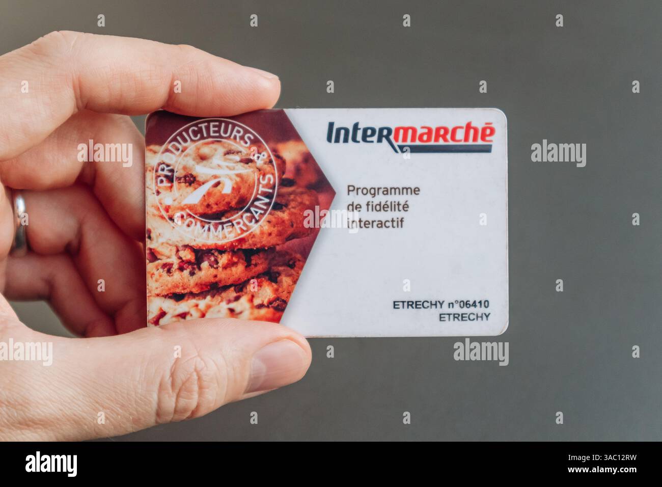Nizza, Francia - 5 gennaio 2025: Mano di un uomo con una carta fedeltà Intermarché che mostra premi per i clienti e vantaggi per lo shopping Foto Stock